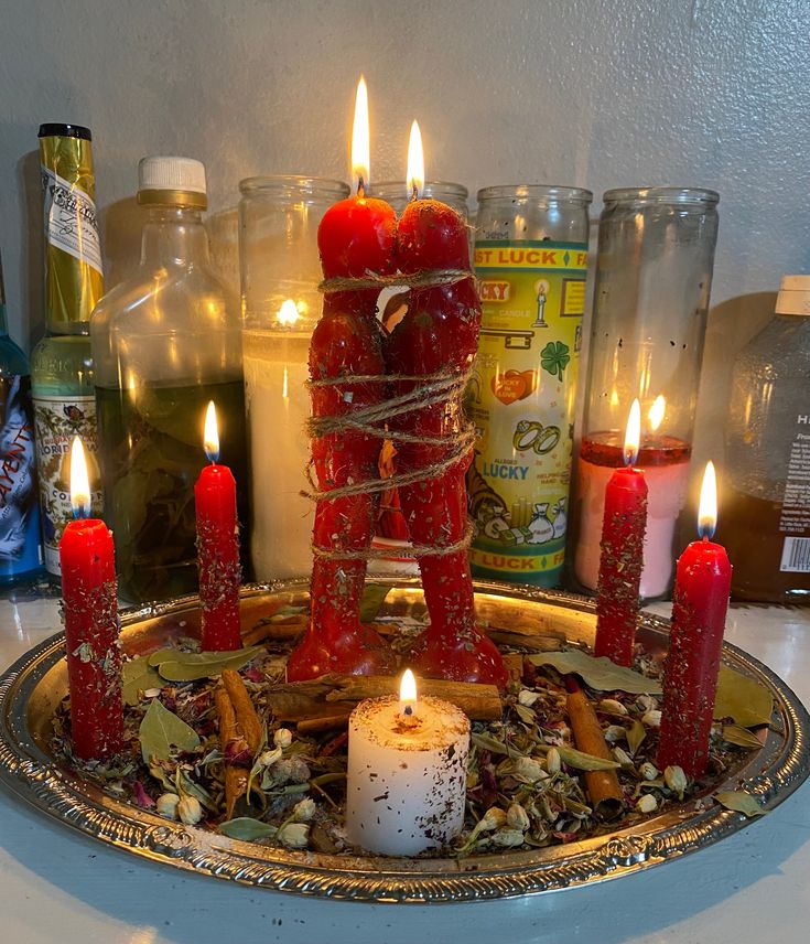 Velas rojas encendidas para un amarre de amor