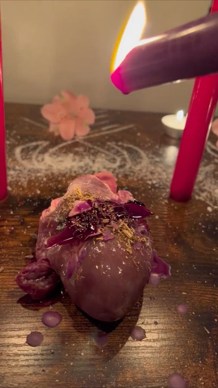 Velas rojas y flores en un trabajo de amor